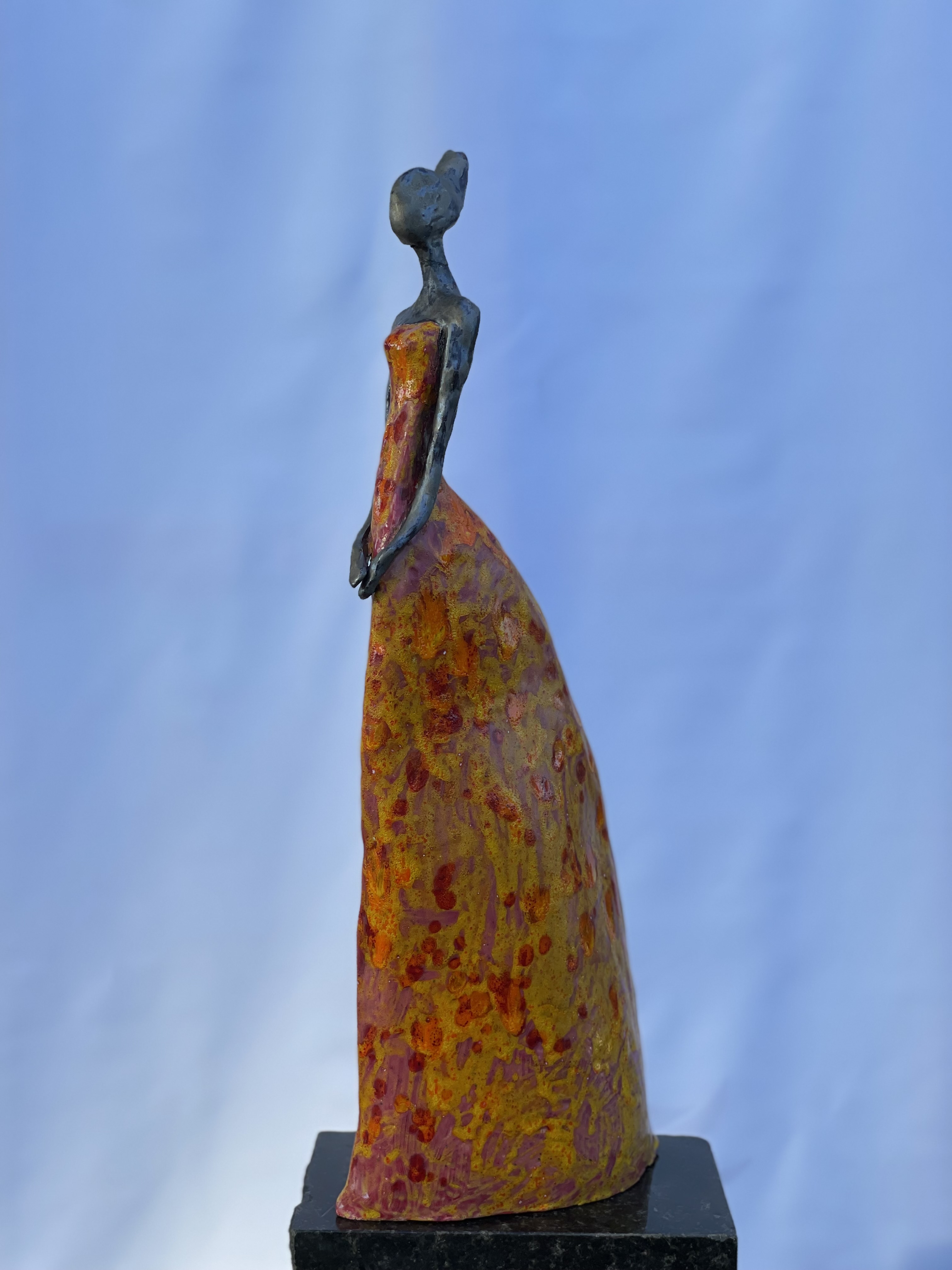 Plastik aus Keramik (rotes Kleid), Preis: 995,00 € (ohne Sockel) / Steinsockel mit Halterung 150,00 €